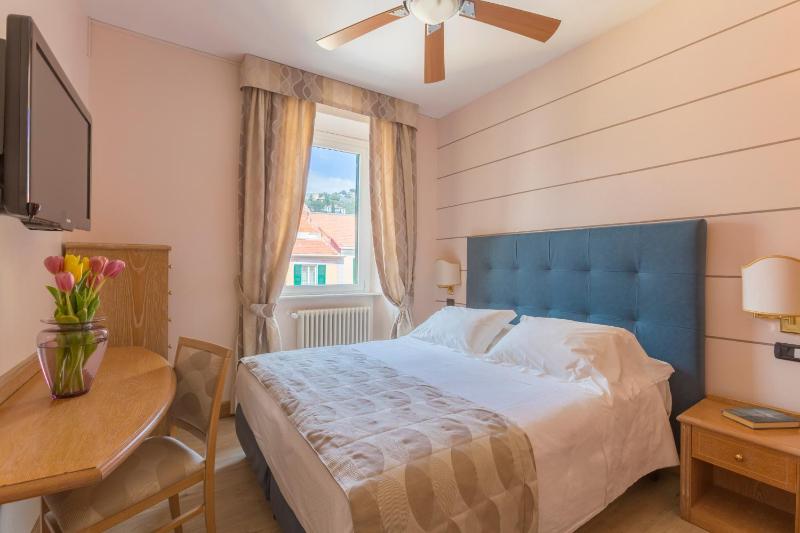 Small Double Room image 1