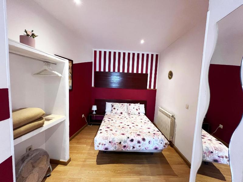 Doble Room with Extra Bed and Shared Bathroom image 1