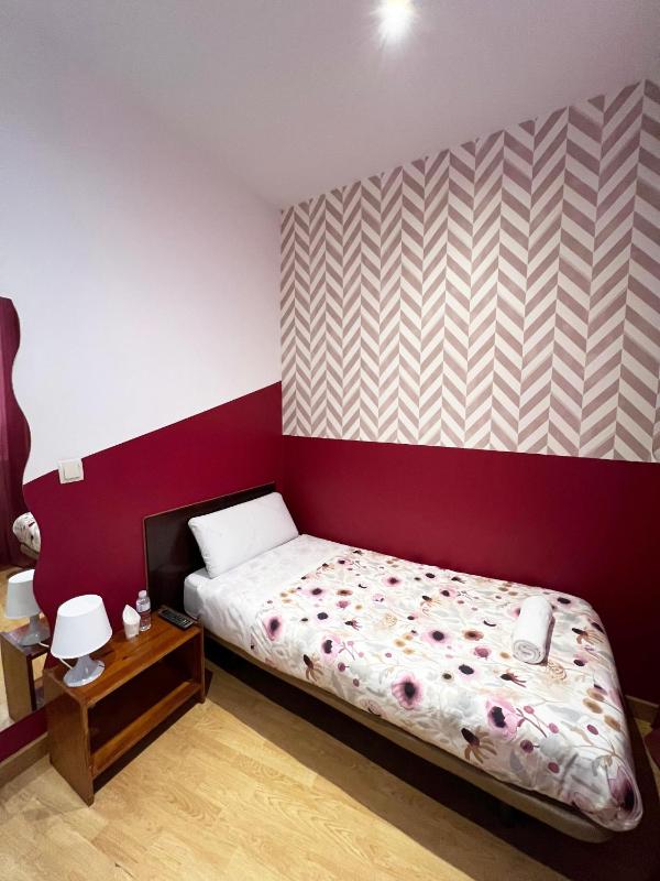 Single Room with Shared Bathroom image 1