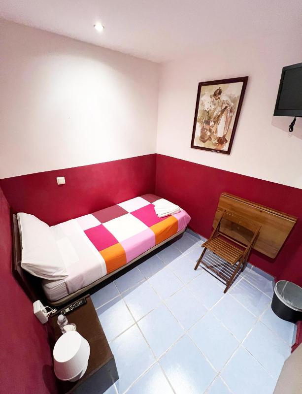 Single Room with Shared Bathroom image 1