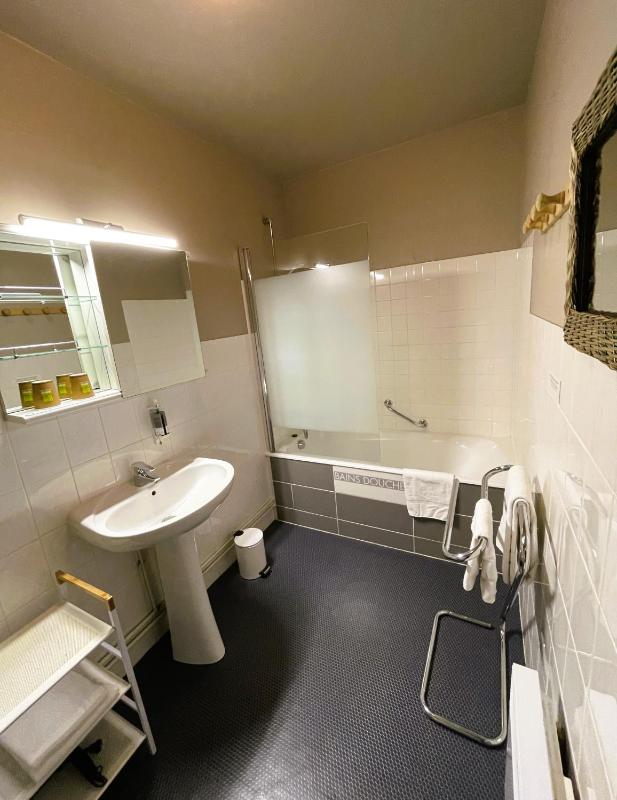 Standard Triple Room image 2