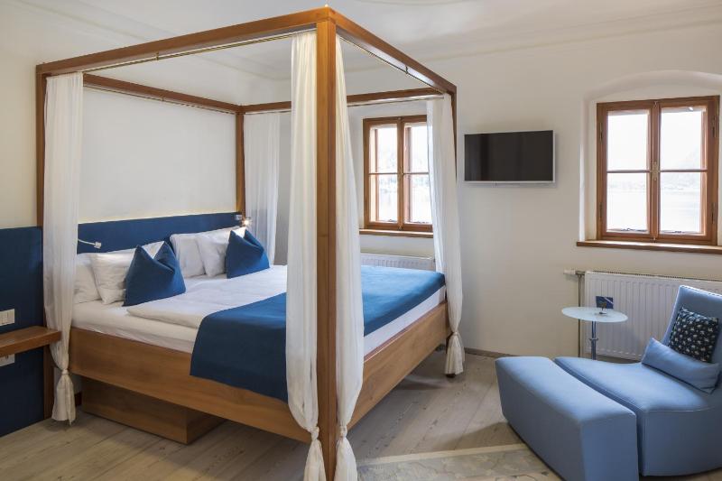 Superior Suite with Lake View image 2