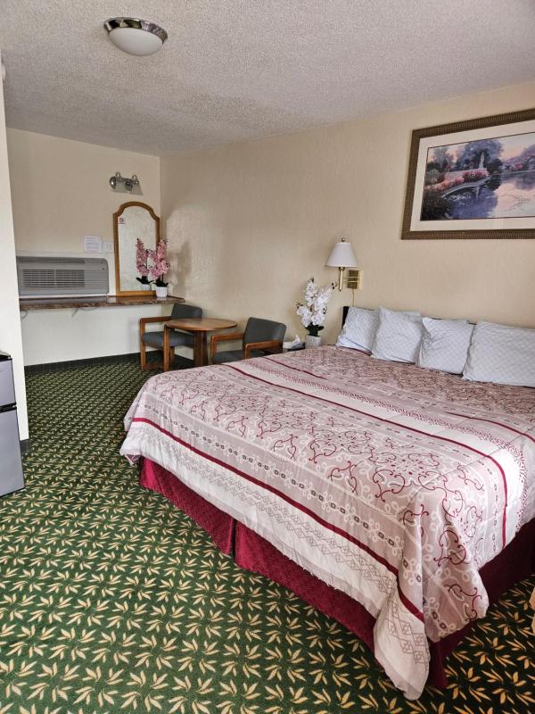 King Room - Non-Smoking image 3