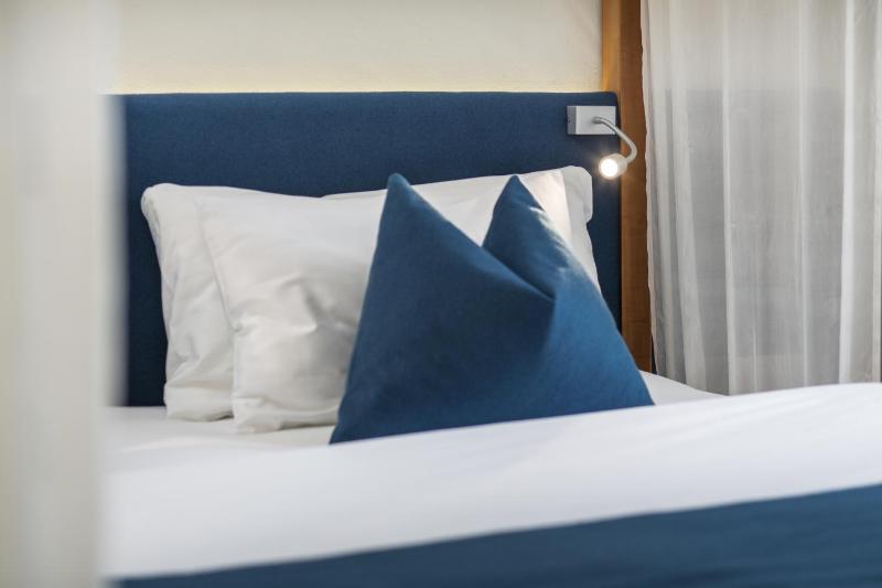 Superior Suite with Lake View image 3