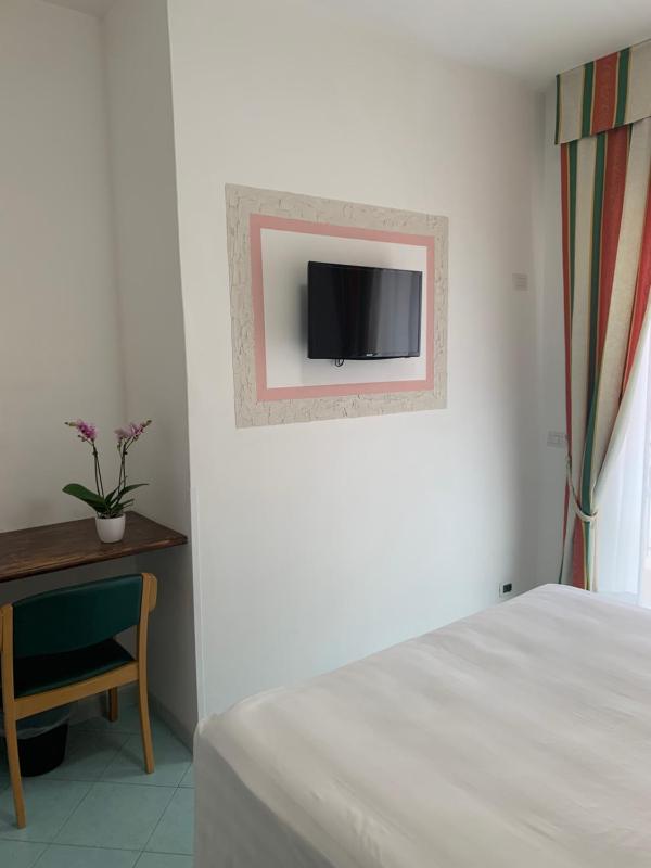 Double Room with Balcony image 3