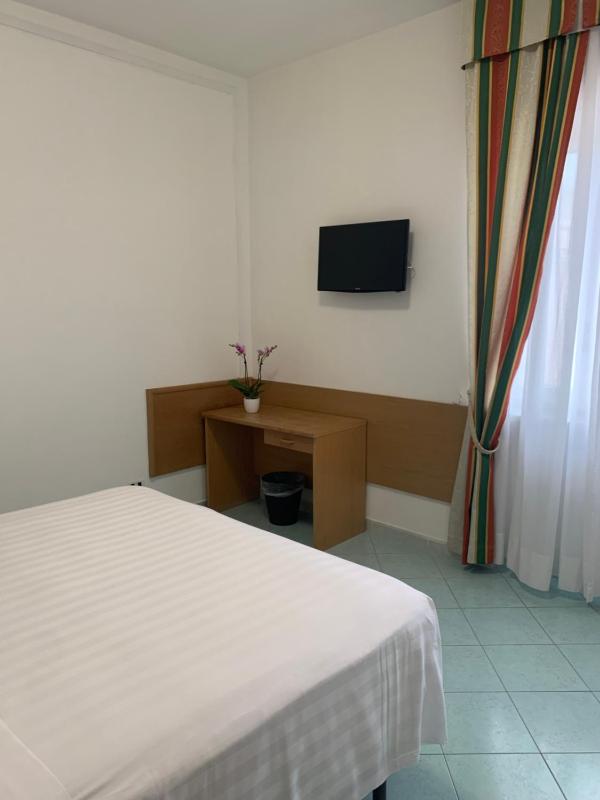 Triple Room with Balcony image 4