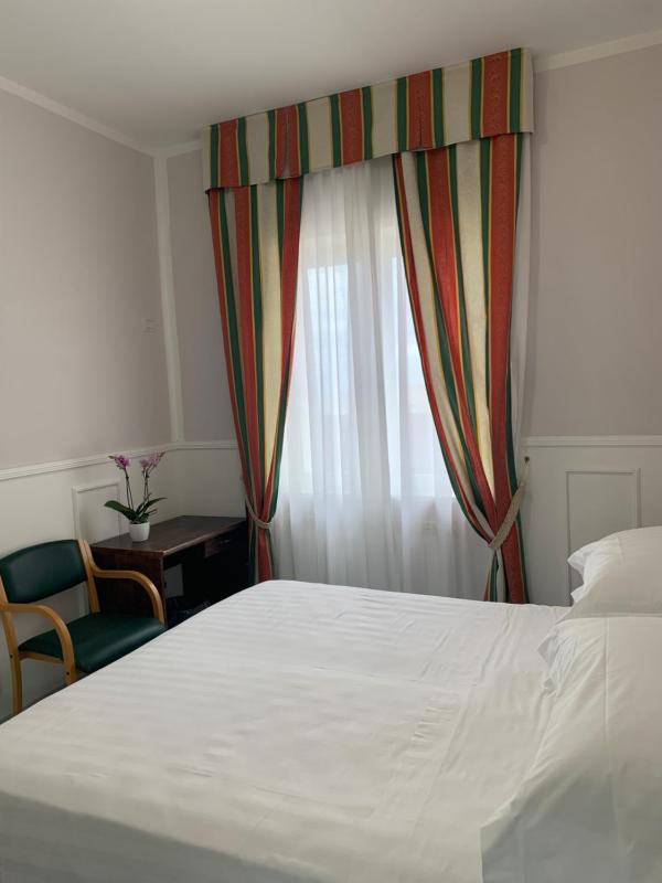 Standard Double Room image 3