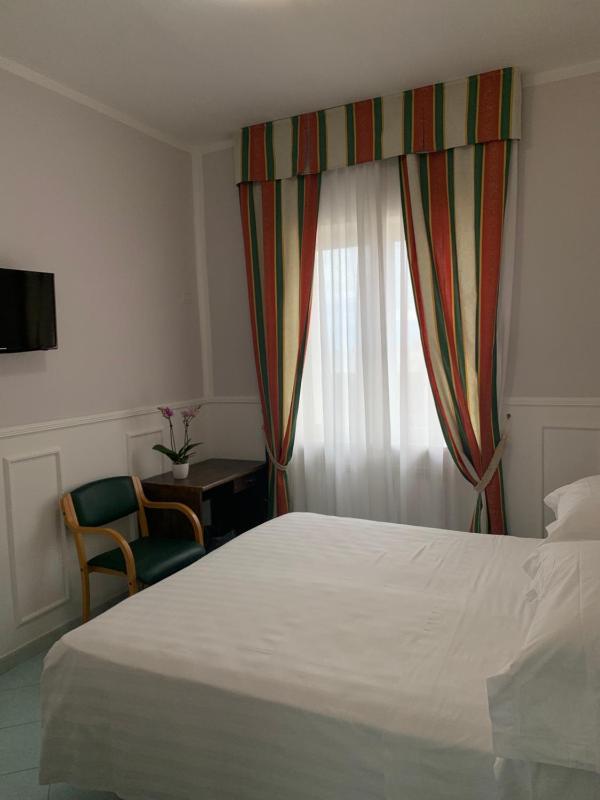 Standard Double Room image 2