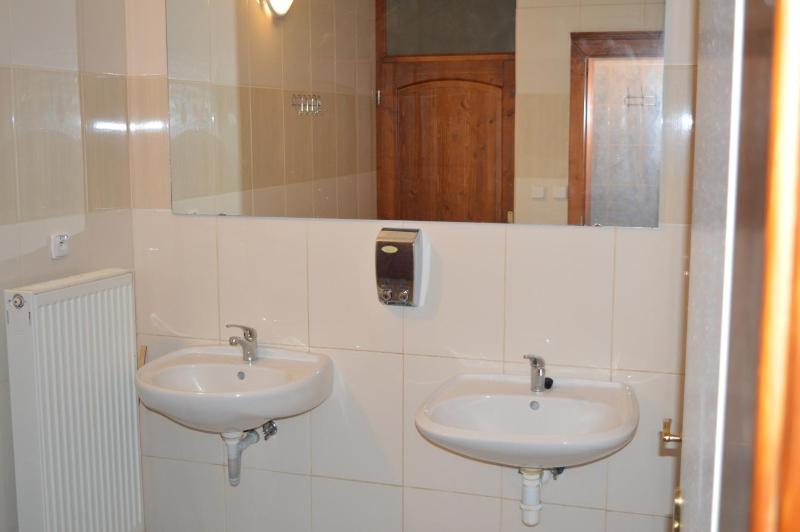 Single Room with Shared Shower and Toilet image 1