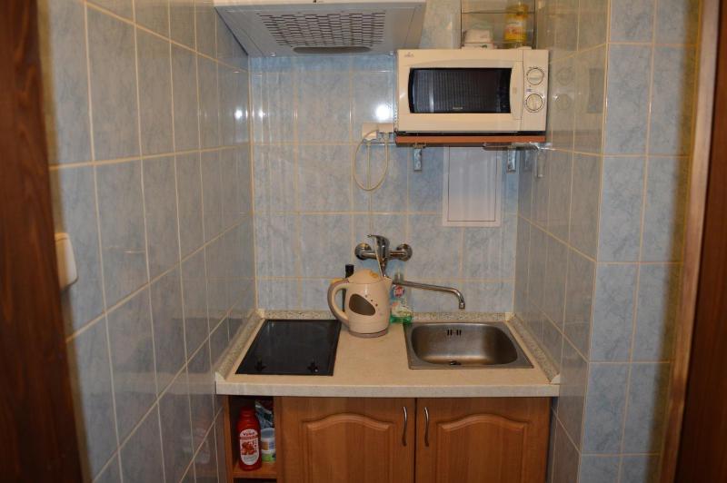 Single Room with Shared Shower and Toilet image 3