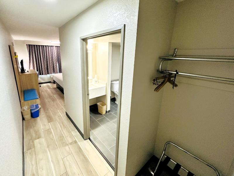 King Room with Bath Tub - Mobility Accessible/Non-Smoking image 4