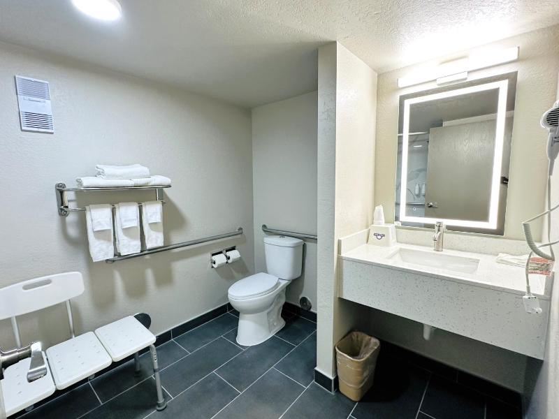 King Room with Bath Tub - Mobility Accessible/Non-Smoking image 3