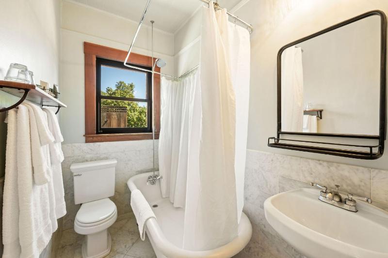 Superior Queen Room, Ensuite (Room 26) image 1