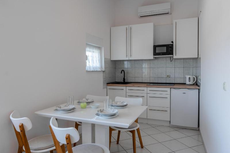 Apartments with parking space Vir - 21523 - image 4