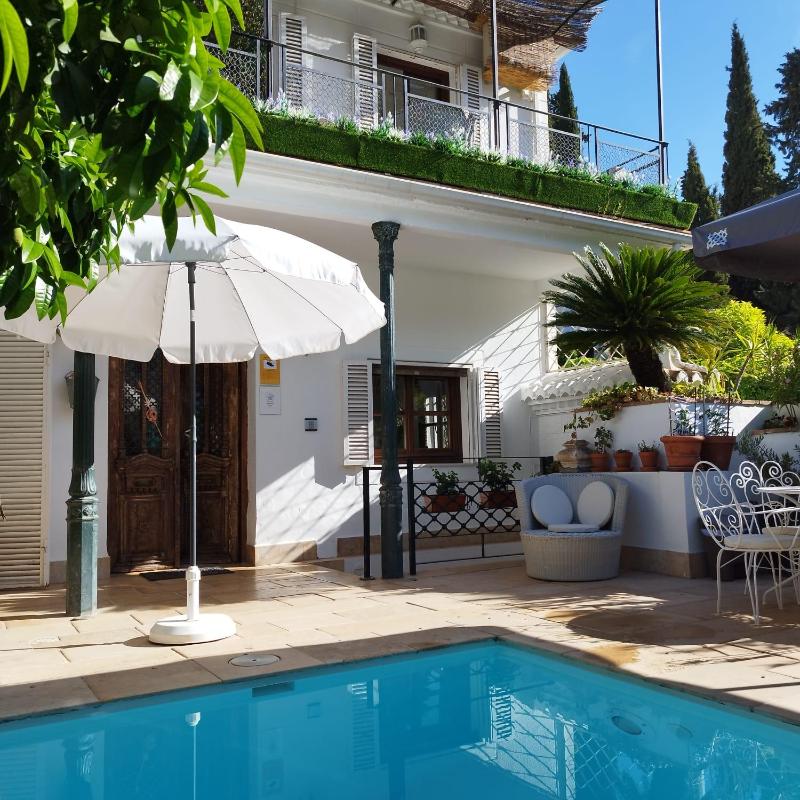 Deluxe Double Room with Balcony image 2