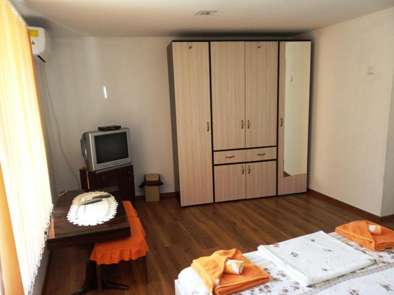 Deluxe Double Room with Extra Bed image 3