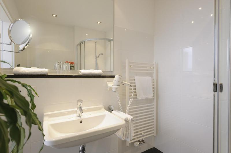 Quadruple Room image 4