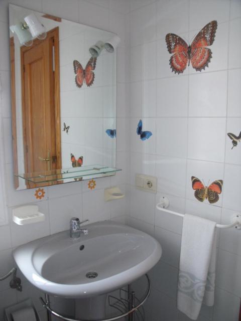 One-Bedroom Apartment (4 Adults) image 4