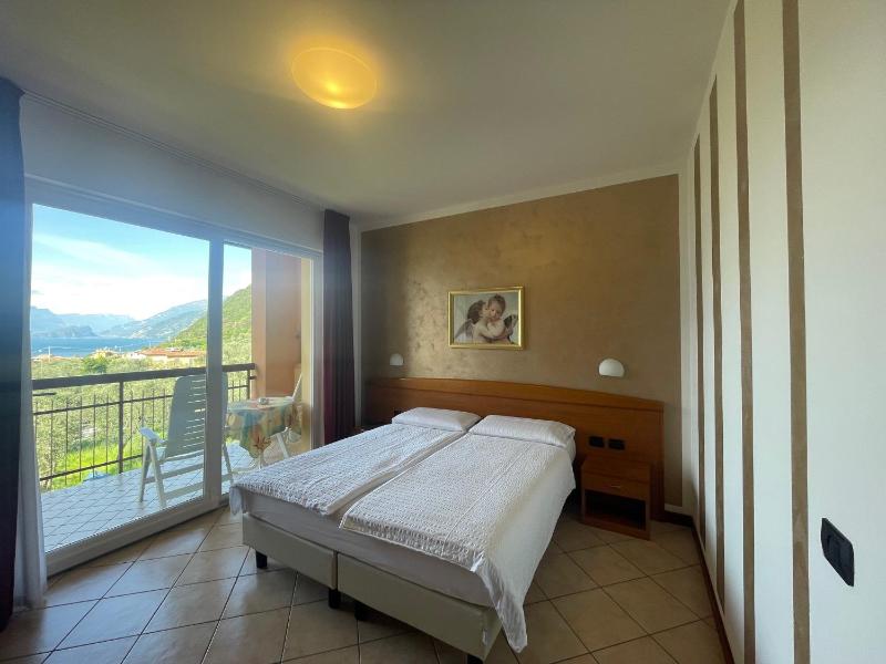 Triple Room with Lake View image 4