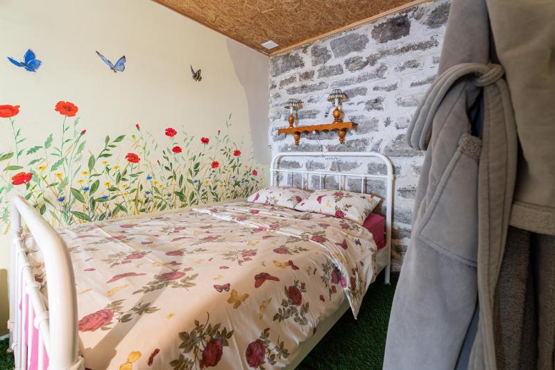 Budget Double Room with Shared Kitchen image 1