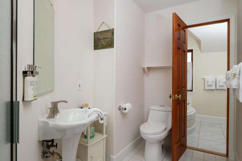 Tower Room Suite with Soaking Tub and Ocean View- Adults Only-No Pets image 3