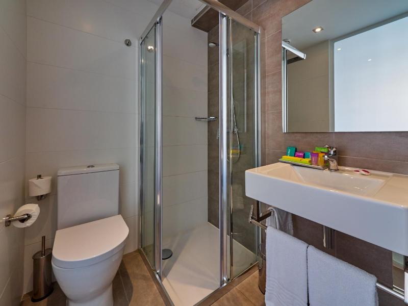 Double Room with Balcony image 3