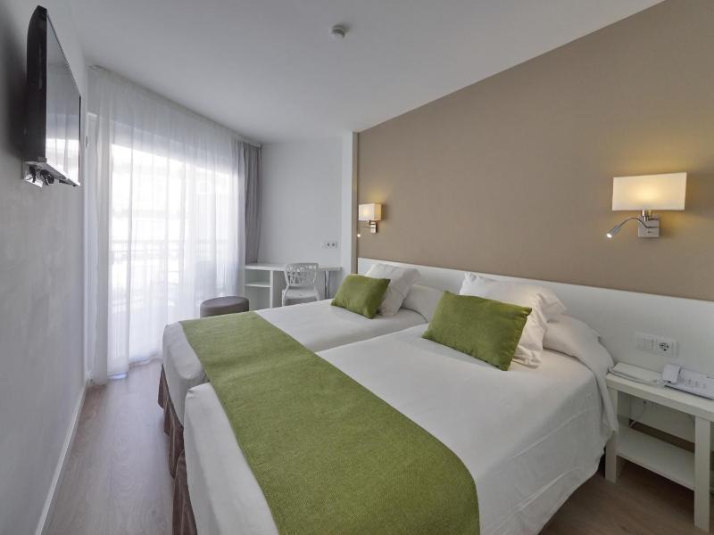 Double Room with Balcony image 4