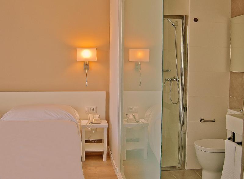 Double Room with Balcony image 2