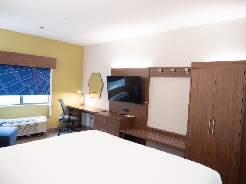 Standard King Room image 4