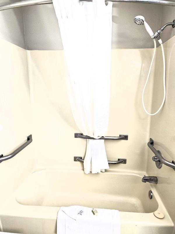 Queen Room - Disability Access - Non-Smoking image 3