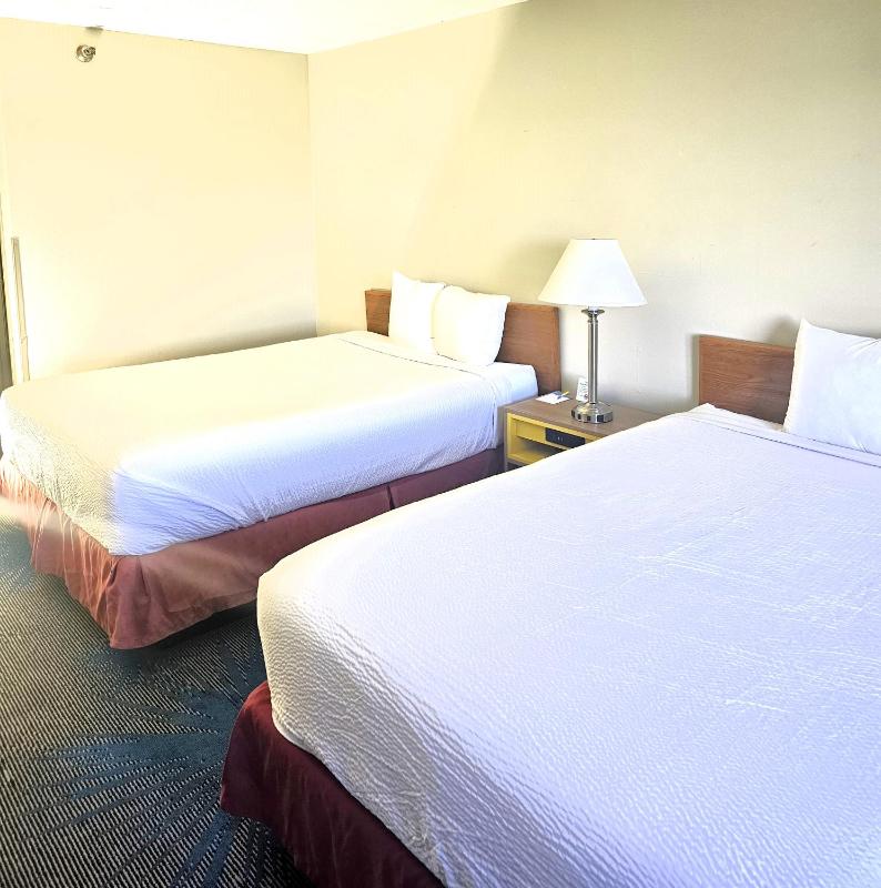 Queen Room with Two Queen Beds - Non-Smoking image 3