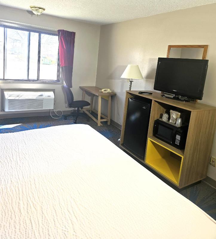 King Room - Non-Smoking image 3