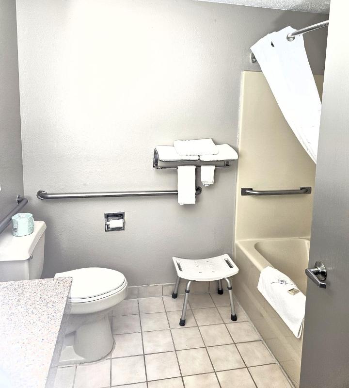 Queen Room - Non-Smoking image 3