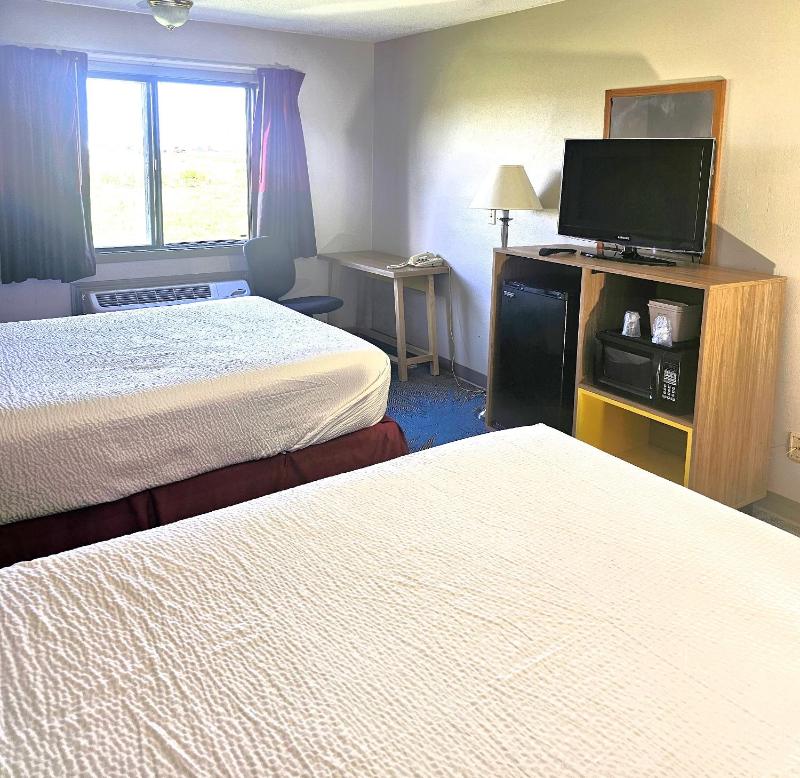 Queen Room with Two Queen Beds - Non-Smoking image 4