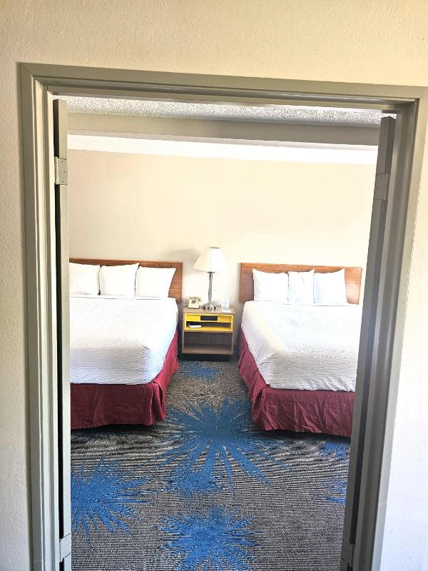 Deluxe Queen Suite with Two Queen Beds - Non-Smoking image 4