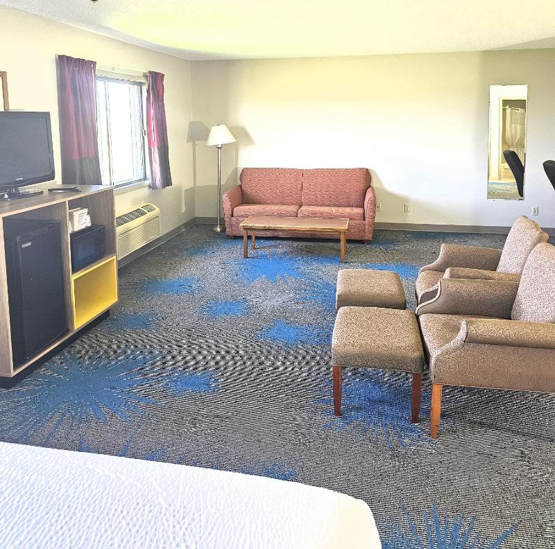 King Suite - Non-Smoking image 3