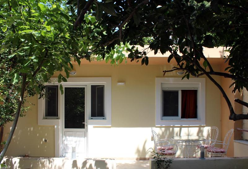 Apartment with Garden Access (2-4 Adults) image 4