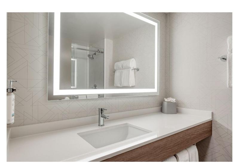 Standard King Room image 3