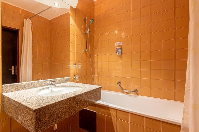Standard Twin Room image 3