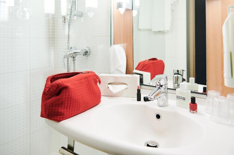 Standard Twin Room image 4