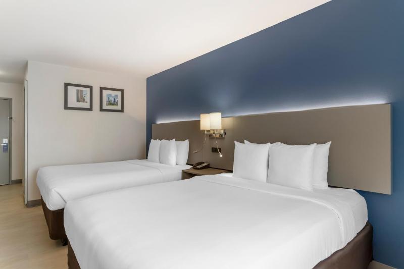 Queen Room with Two Queen Beds - Non-Smoking image 2
