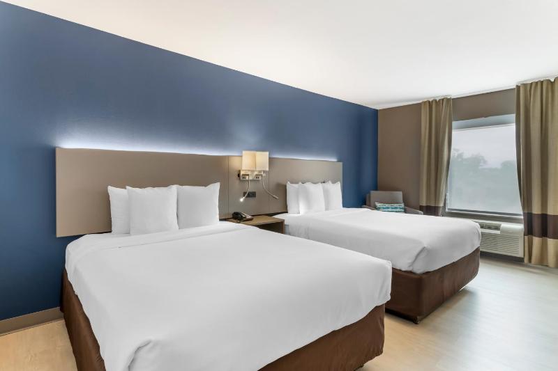 Queen Room with Two Queen Beds - Non-Smoking image 3