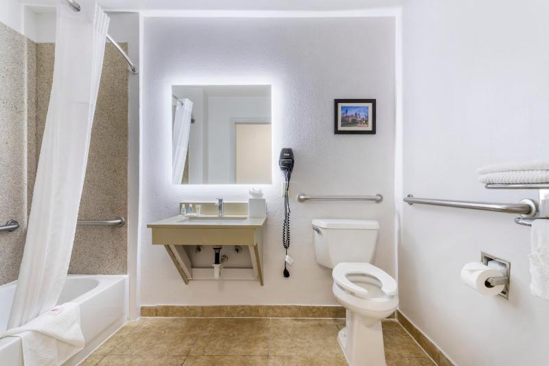King Room - Accessible/Non-Smoking image 4