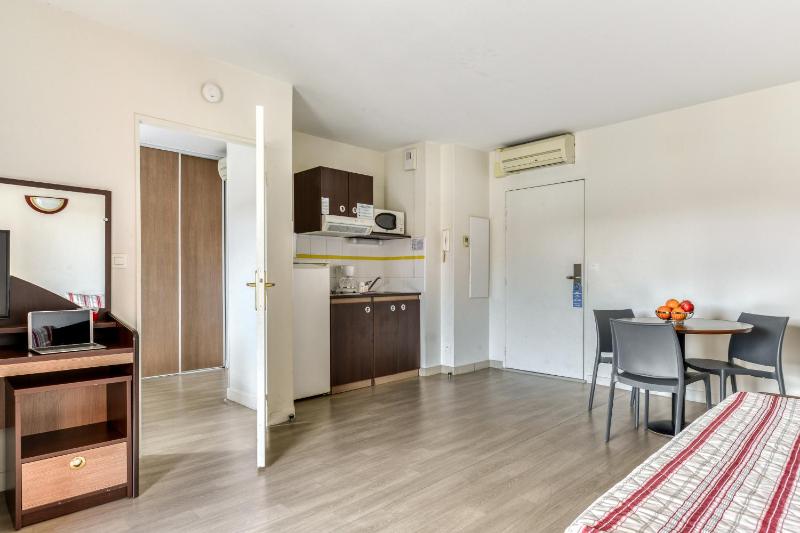 One-Bedroom Apartment image 2