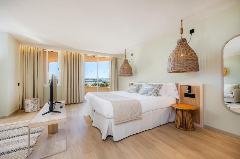 Junior Suite with Balcony image 1