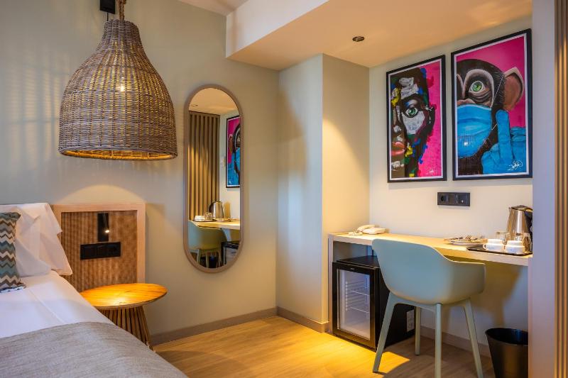 Junior Suite with Balcony image 2