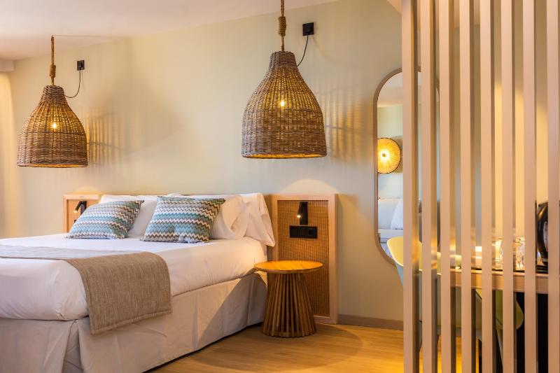 Junior Suite with Balcony image 3