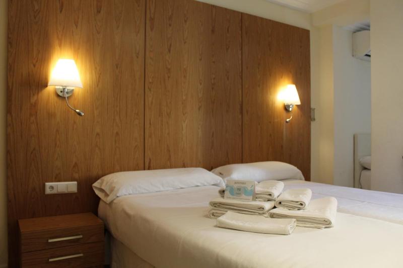 Double or Twin Room image 3