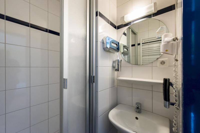 Twin Room image 1