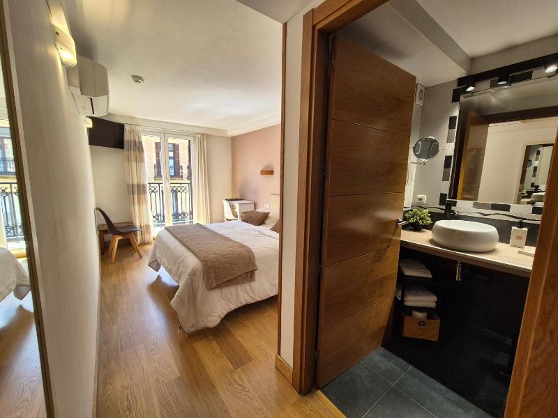 Double Room with Balcony image 1